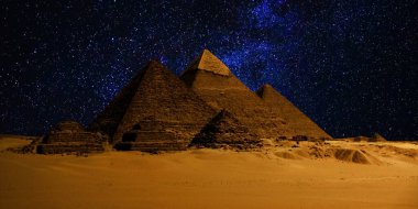 Çöldeki kale piramidinin gece sahnesi