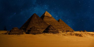 Çöldeki kale piramidinin gece sahnesi