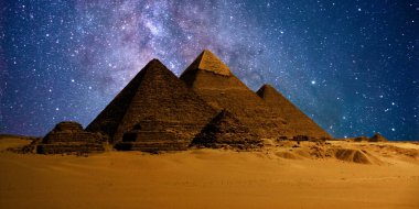 Çöldeki kale piramidinin gece sahnesi