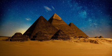 Çöldeki kale piramidinin gece sahnesi