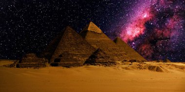 Çöldeki kale piramidinin gece sahnesi