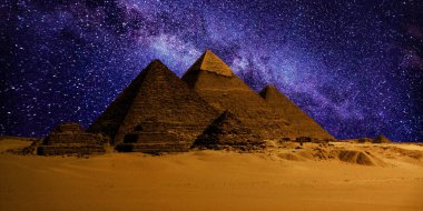 Çöldeki kale piramidinin gece sahnesi