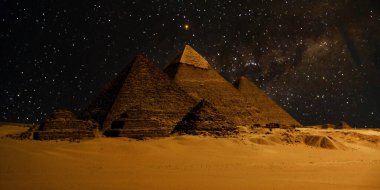 Çöldeki kale piramidinin gece sahnesi