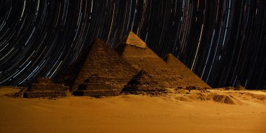 Çöldeki kale piramidinin gece sahnesi