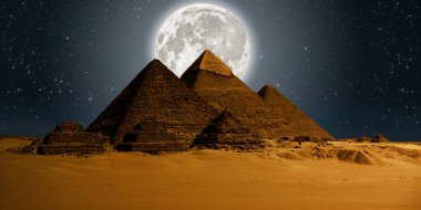 Çöldeki kale piramidinin gece sahnesi