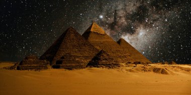 Çöldeki kale piramidinin gece sahnesi