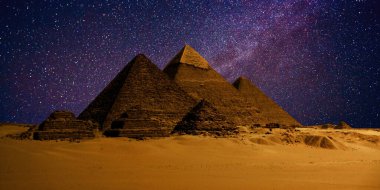 Çöldeki kale piramidinin gece sahnesi