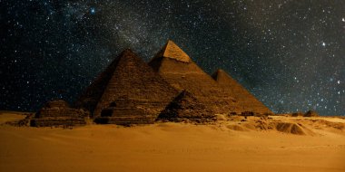 Çöldeki kale piramidinin gece sahnesi