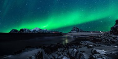Kuzey Lofoten Adaları 'ndaki Kuzey Kutup Dağları üzerindeki Aurora ışıkları.