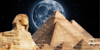 Gece Mısır Piramitleri