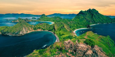 Dağın tepesinden adanın güzel manzarası