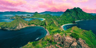 Endonezya 'nın Bali adasında, renkli okyanusları ve denizleri olan güzel bir dağ manzarasının panoramik hava manzarası.