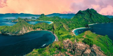 Endonezya 'nın güzel tropik adasının panoramik manzarası. Deniz manzaralı..