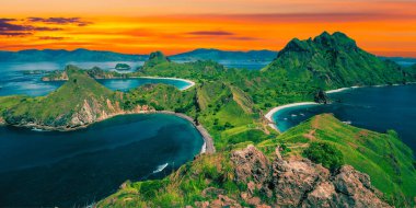 Okyanusun üzerindeki güzel günbatımının manzarası.