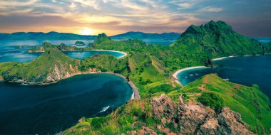 Adanın ve okyanusun havadan görünüşü