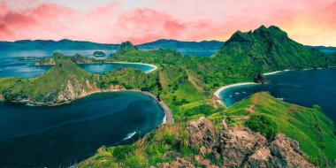 Renkli dağları ve denizi olan güzel tropikal adanın havadan görünüşü
