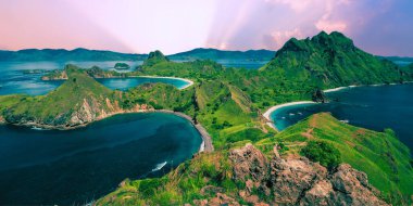 Güzel deniz manzarası ve Yeni Zelanda adası.
