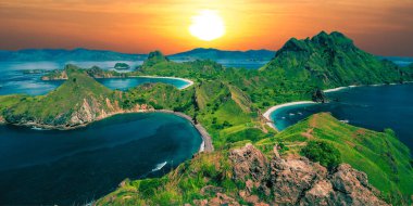 Endonezya 'nın Bali adasında güzel bir günbatımı manzarası. Nusa Penida 'dan Panorama