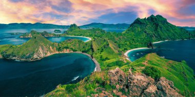 Okyanusun üzerinde güzel bir gündoğumu manzarası. Adada, Norveç 'te ve Avrupa' da küçük bir adası olan kıyı şeridinin havadan görünüşü.