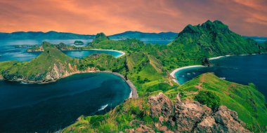 Denizin üzerinde güzel bir gün batımı