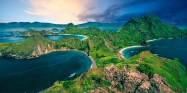 Dağlardaki deniz manzarası.
