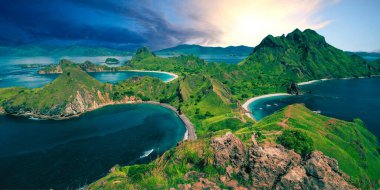 Norveç 'in kuzeyindeki güzel gün batımı ve deniz manzarası.