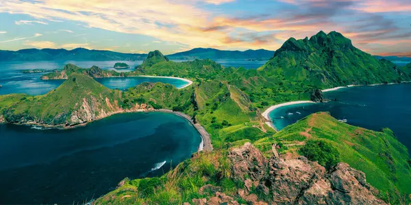 Filipinler adasındaki güzel günbatımının ve dağların havadan görünüşü