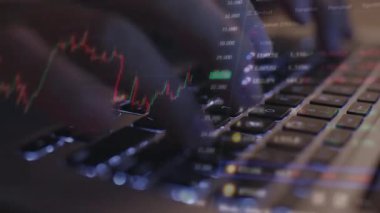 Borsada dizüstü bilgisayar kullanan kadına yakın çekim.