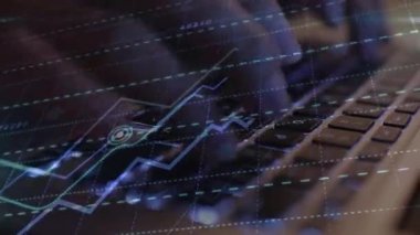 Yakın plan dizüstü bilgisayar kullanan kadın elleri. panoramik çekim