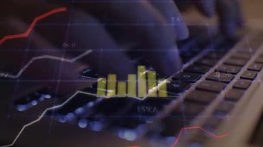 Dizüstü bilgisayar kullanan iş kadını