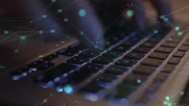 Klavyede dizüstü bilgisayarı olan bir kadın, yakın plan.