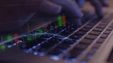 İşadamı ekranda borsa grafiği ve grafiği olan dizüstü bilgisayar kullanıyor.