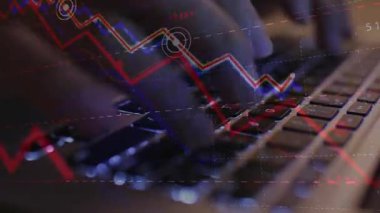 Modern laptop ile bilgisayar ekranında borsa ticaret grafiği.