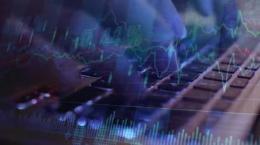 Bilgisayar grafiği ve grafik hologramı üzerinde çalışan bir kadının çok açığı var. Finansal grafik kavramına sahip üst görünüm.