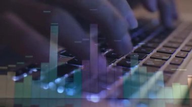 Ofisteki masada el bilgisayarı klavyesini kapat.