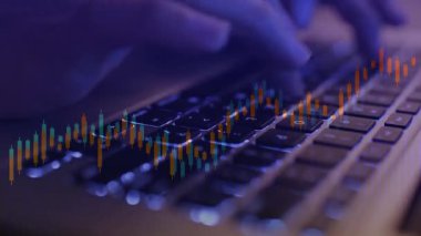 Bilgisayar klavyesindeki el ele tutuşmanın ve hisse senedi grafiğini göstermenin görüntüsünü kapat