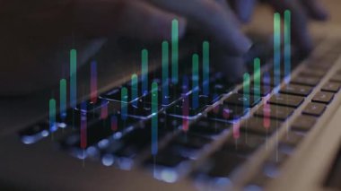 Yakın çekim - iş adamının siyah grafikli dizüstü bilgisayarı kullanırken görüntüsü