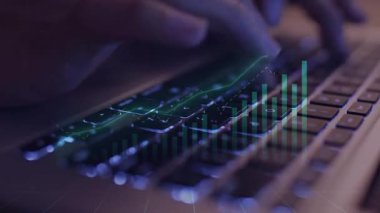 Gece şehrinde dizüstü bilgisayar kullanan kadın