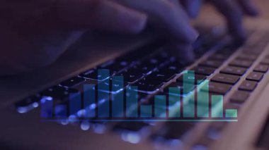 Dizüstü bilgisayarda çalışan bir iş adamı