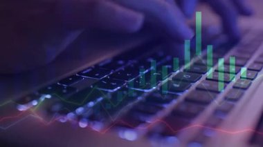 İş kadını bilgisayarın klavyesinde grafikle el yazısı yazıyor. borsa ve yatırım konsepti.