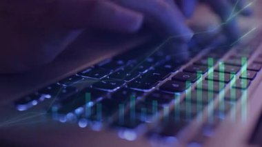 Kadın klavyede dizüstü bilgisayarla yazı yazıyor, yakın plan