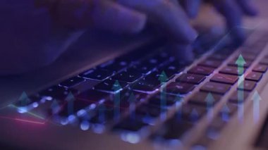 Kadın ellerinin parlayan neon ışığı ile klavyeyi yazışının yakın görüntüsü