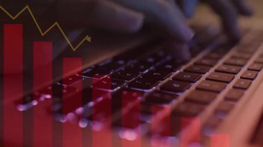 el bilgisayarda grafik ve iş konseptiyle çalışıyor