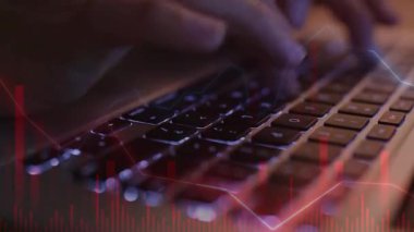 Arka planda kırmızı ışık olan dizüstü bilgisayar kullanan bir kadının yakın çekimi.