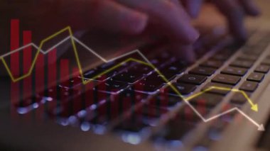 Kırmızı ve siyah arkaplanı olan bir dizüstü bilgisayar kullanan el..