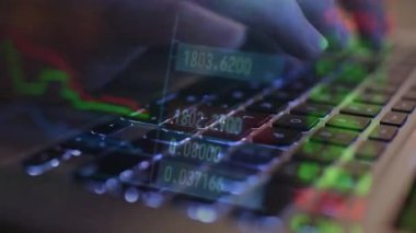 İşadamı dizüstü bilgisayar kullanıyor ve borsayı ekranda analiz ediyor..