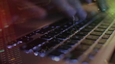 Dizüstü bilgisayarda Çalışan Kadının Kapanışı