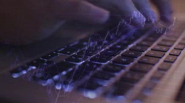 Dizüstü bilgisayarda klavyede yazan adama yakın çekim