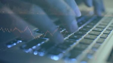 dizüstü bilgisayarda yazarak işadamı el yakın çekim