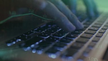 Yakın plan - dizüstü bilgisayarda yazan adam klavyesi